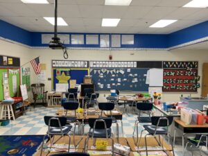 a classroom filled with lots of desks and chairs